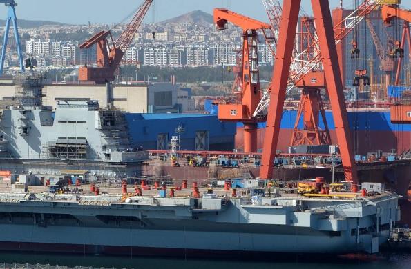 國(guó)際貨運(yùn)在全球化時(shí)代發(fā)揮著重要作用，其發(fā)展面臨諸多挑戰(zhàn)與機(jī)遇