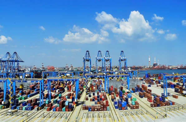 面對(duì)日益全球化的挑戰(zhàn)，我們需要不斷創(chuàng)新和提升國際物流的水平