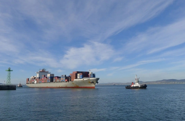 國際物流是企業(yè)全球化戰(zhàn)略的重要組成部分，對于企業(yè)的發(fā)展至關(guān)重要