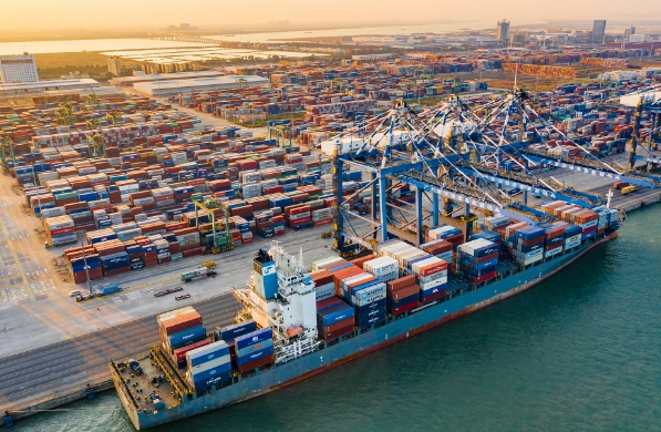 阿聯(lián)酋海運是新時代的絲路航運先鋒，在全球范圍內(nèi)樹立了嶄新的形象