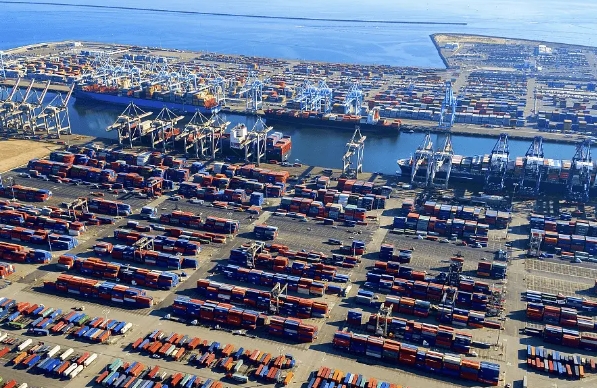 隨著全球貿(mào)易的不斷發(fā)展，貨運代理行業(yè)也面臨著新的挑戰(zhàn)和機遇