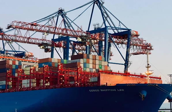 上海貨代公司憑借其服務(wù)團隊和先進的管理理念，成為了行業(yè)的領(lǐng)跑者