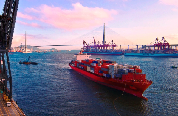 馬來(lái)西亞憑借其穩(wěn)健的經(jīng)濟(jì)增長(zhǎng)，成為了國(guó)際貿(mào)易的重要節(jié)點(diǎn)