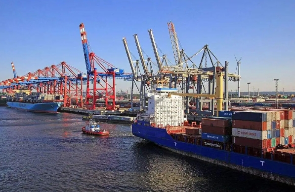 在全球化浪潮推動(dòng)下，國(guó)際海運(yùn)作為連接世界的橋梁其重要性不言而喻