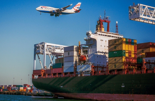 在全球化的背景下，國(guó)際海運(yùn)促進(jìn)了資源的全球配置和市場(chǎng)的深度融合