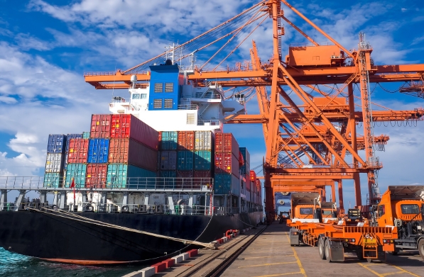 在全球化浪潮中美國海運(yùn)作為連接世界經(jīng)濟(jì)的血脈，其重要性不言而喻