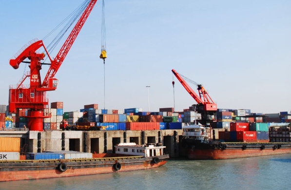 美國作為全球大的經(jīng)濟(jì)體之一，其海運(yùn)業(yè)已成為連接世界的橋梁