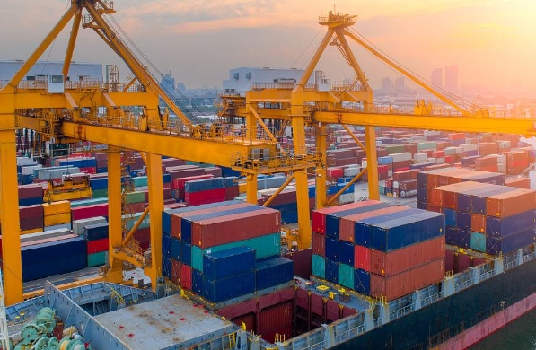 貨運(yùn)代理企業(yè)如何創(chuàng)新服務(wù)模式提升核心競爭力，成為業(yè)界普遍關(guān)注的焦點(diǎn)