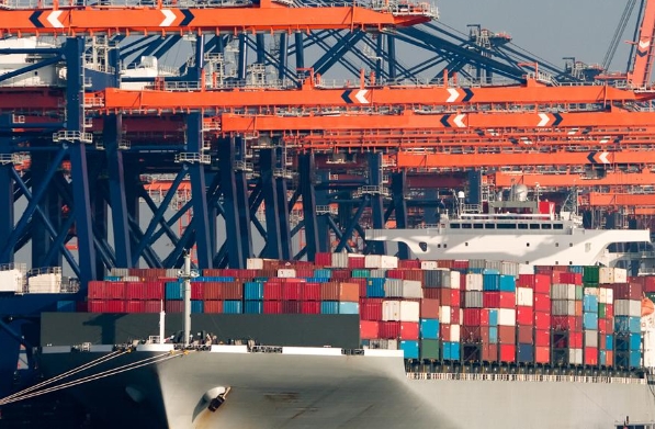 隨著全球化的深入發(fā)展，國(guó)際物流將繼續(xù)促進(jìn)經(jīng)濟(jì)繁榮